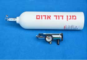 מכל חמצן נייד עם ווסת - כל מכלי החמצן במד"א צבועים ירוק עם כיפה לבנה בחלקם העליון.