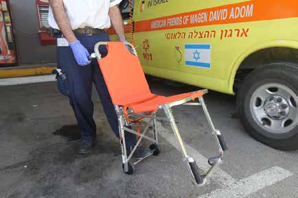 כיסא אמבולנס מתקפל - משמש להעברת מטופלים בהכרה במעברים צרים ובמדרגות.