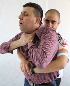 תמרון היימליך - לחיצות בטן מתחת לקסיפואיד